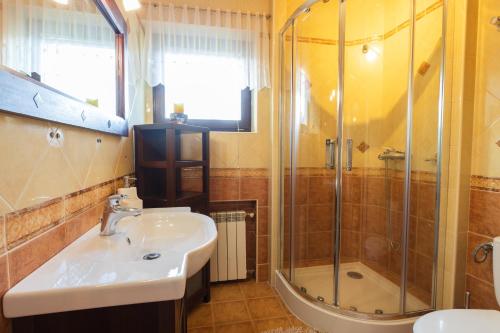 a bathroom with a sink and a shower at Wypoczywaj Zdrowo in Muszyna