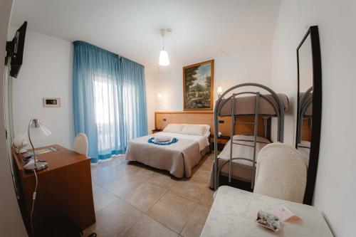 1 dormitorio con 1 cama y 1 litera en Accord Le Rose, en Palagiano