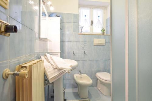 een kleine badkamer met toilet en wastafel bij Casa Titen in Ventimiglia