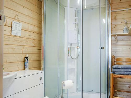 bagno con doccia e lavandino di Alpaca Hideaway - Uk35188 a Newtown