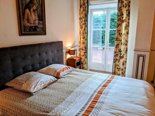 - un lit avec deux oreillers et une fenêtre dans une chambre dans l'établissement Chambre du Champrenard, à Salles-Arbuissonnas-en-Beaujolais