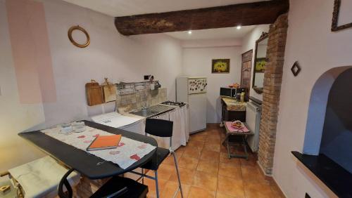 uma pequena cozinha com mesa e bancada em Monolocale in tipica casa ligure em Gênova