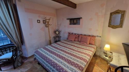 um quarto com uma cama e um relógio na parede em Monolocale in tipica casa ligure em Gênova