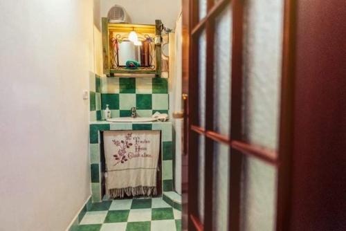 baño con lavabo y azulejos verdes y blancos en Campanino68 en San Martino Valle Caudina