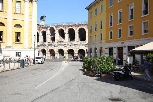 una calle en una ciudad con un edificio y una moto en Romantic Verona, en Verona
