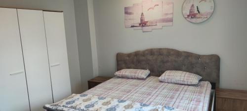 1 dormitorio con 1 cama con 2 almohadas en Midtown Hotel Apartments 404 ( 2+1) en Estambul