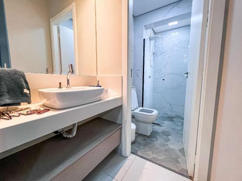 a bathroom with a sink and a toilet and a shower at Condomínio Residencial Unique Residence - São José do Rio Preto in Sao Jose do Rio Preto