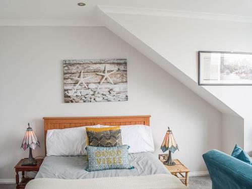 una camera con letto e testiera in legno di The Seaside Suite a Helensburgh