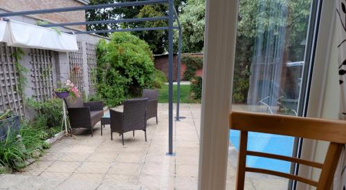 Πισίνα στο ή κοντά στο Colchester Sunny Apartment with Pool and EV Car Point