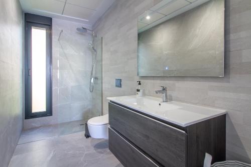 y baño con lavabo y aseo. en Villa Esmeralda 20 by BookaParadise, en Finestrat