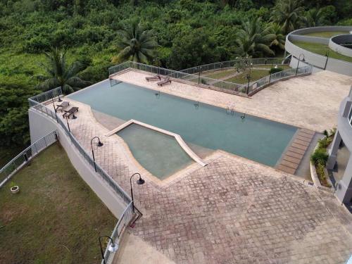 Santubong Suites Sejinjang في كوتشينغ: اطلالة علوية على مسبح في بيت