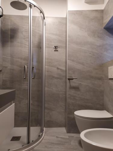 y baño con ducha, aseo y lavamanos. en Al San Michele, en Stresa