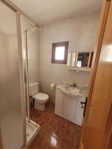un bagno con un water e un lavandino di APARTAMENTO MAR DE CRISTAL a Mar de Cristal