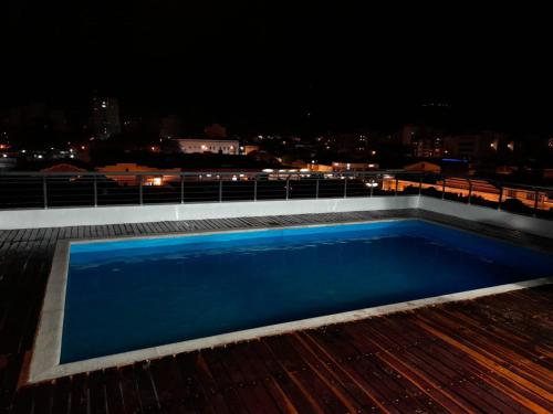 ein Schwimmbad auf dem Dach eines Gebäudes in der Nacht in der Unterkunft Elsina1 in Salta