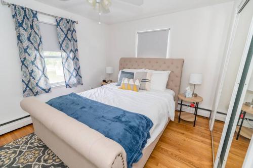 ein Schlafzimmer mit einem großen Bett mit einer blauen Decke in der Unterkunft Seaside in Guilford