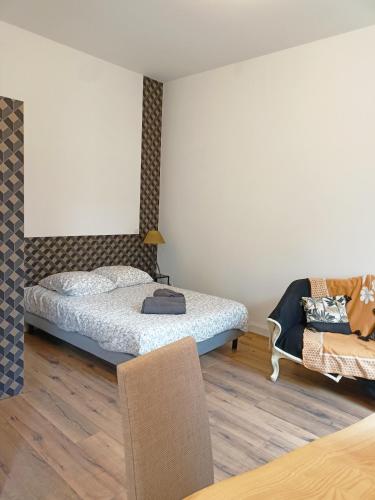 une chambre avec deux lits et un canapé dans l'établissement Le 28 Frater, à Millau