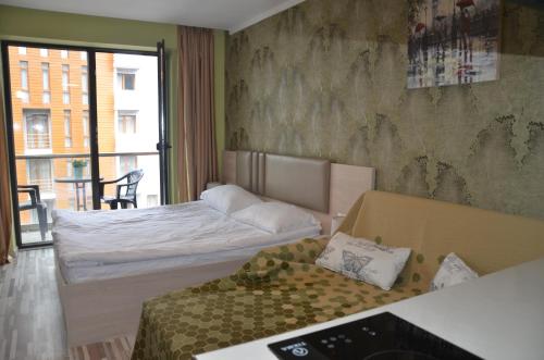 Habitación de hotel con 2 camas y ventana en Orbi Palace Deluxe Bakuriani Room 406, en Bakuriani