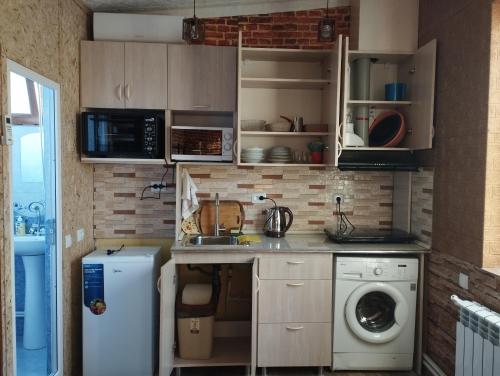 葉瑞文的住宿－COZY HOTEL SKS，小厨房配有洗衣机和微波炉