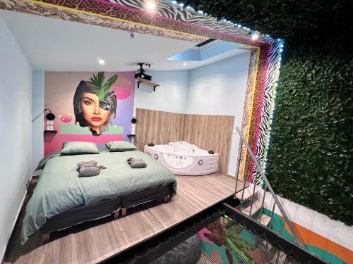 1 dormitorio con 1 cama con una pintura en la pared en Capsule Safari - Jacuzzi - Nintendo Switch - Netflix & Home cinéma - Pouf géant - Filet suspendu, en Douai