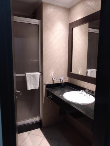 Ένα μπάνιο στο Antares Apartments
