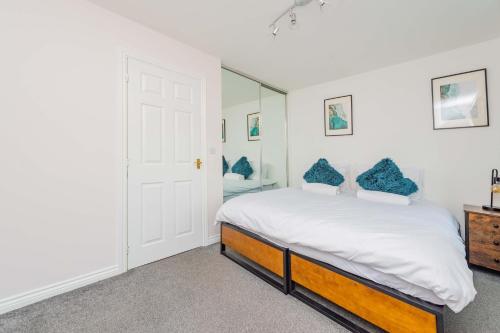 a bedroom with a bed and a mirror at Central Townhouse Tipton - Sleeps 8 - Ideal for Contractors & Families in Tipton