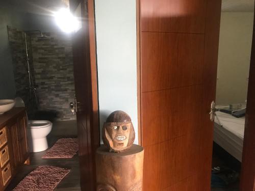 Una máscara en un baño junto a una puerta en Pointe Venus Lodge en Mahina