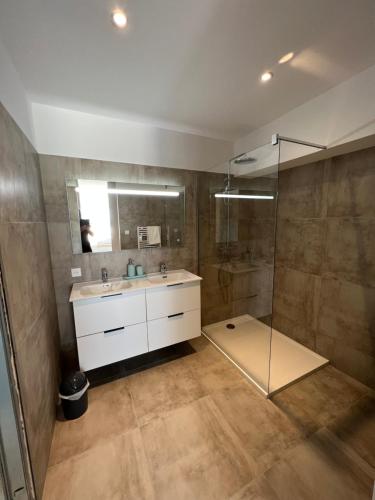 a bathroom with a sink and a shower at Villa Tignoso in Monticello
