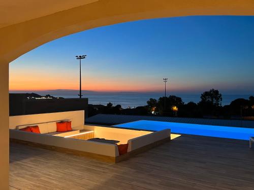 - une vue sur le coucher du soleil depuis le toit d'une maison dans l'établissement Villa Tignoso, à Monticello