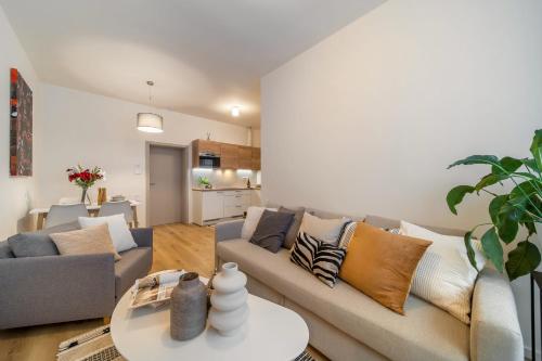 uma sala de estar com um sofá e uma mesa em Rákosárna Suites & Apartments em Spindleruv Mlyn