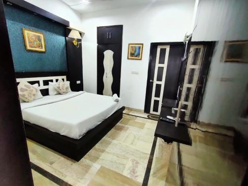 um quarto com uma cama e uma câmara num tripé em Hotel Laxman Resort by The Golden Taj Group &Hotels em Agra