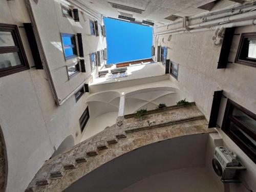 vista sull'arco di un edificio di Sant'Andrea - Luxury Rooms in Vucciria a Palermo