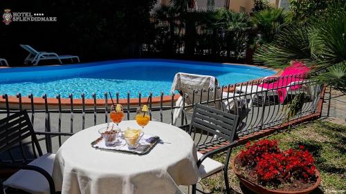 Bazén v ubytování Hotel Splendid Mare nebo v jeho okolí