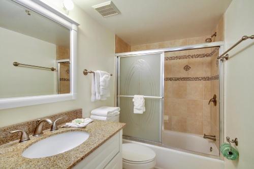 een badkamer met een wastafel, een douche en een toilet bij Villa Madeira 301 - Premier in St Pete Beach