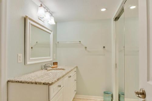 La salle de bains est pourvue d'un lavabo et d'une douche. dans l'établissement Villa Madeira 307 - Premier, à St. Pete Beach