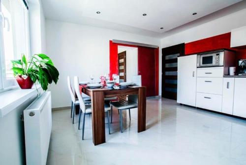 kuchnia z drewnianym stołem i krzesłami w pokoju w obiekcie AM-Residence No. 19 w Wiedniu