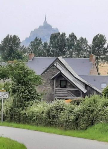 an old house on the side of a road at Le Canari in Huisnes-sur-Mer