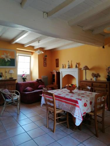 un salon avec une table et une cheminée dans l'établissement Le 8, à Pouzauges