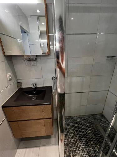 une personne debout dans une douche dans une salle de bains dans l'établissement Sexy Waïki Port Nature 6, au Cap d'Agde