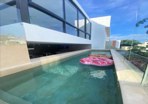 una piscina con dos inflables en una casa en Auténtico Vertical Playa del Carmen en Playa del Carmen