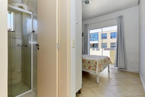 ein Bad mit einer Dusche und einem Tisch in einem Zimmer in der Unterkunft 791 - Cobertura com piscina. 200m da PRAIA. BOMBINHAS - CENTRO in Bombinhas