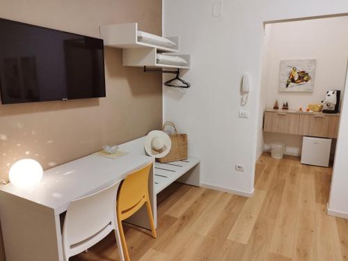 ein Wohnzimmer mit einem weißen Esstisch und Stühlen in der Unterkunft Alcamo Rooms con garage privato in Alcamo