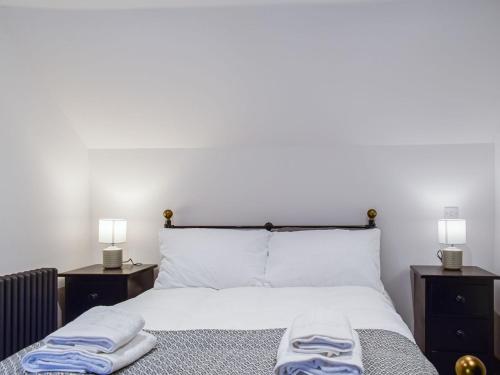 um quarto com uma cama com duas mesas de cabeceira e dois candeeiros em Middle Hanter - Uk37355 em Old Radnor