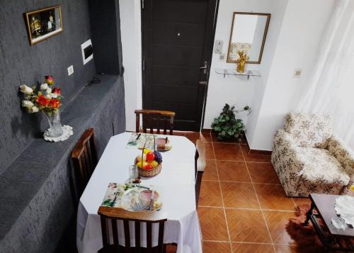 Apartamentos Victoria في أسونسيون: طاولة بيضاء عليها فاكهة في الغرفة