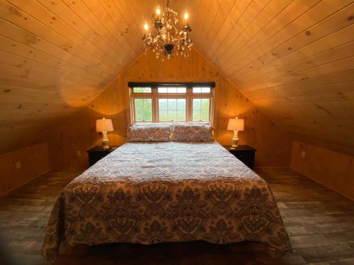 Ein Bett oder Betten in einem Zimmer der Unterkunft High Peaks Chalet