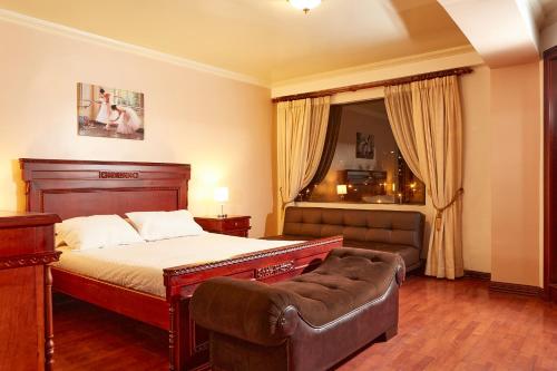 1 dormitorio con cama y sofá en Carolina PLAZA, en Quito