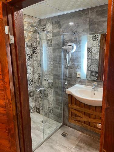 a bathroom with a shower and a sink at şahanoğlu mezopatamia in Urfa