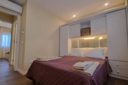 een slaapkamer met een groot bed met handdoeken erop bij Casinha da Belavista in Arcos de Valdevez