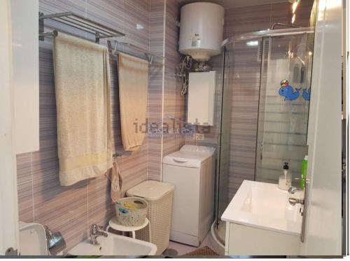 A bathroom at Penthouse ar okeana skatu