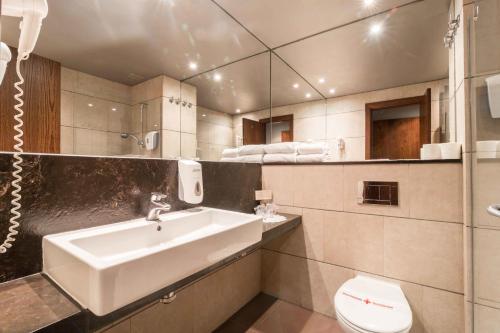 a bathroom with a sink and a toilet at El Patio in La Almunia de Doña Godina