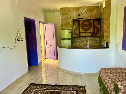 una stanza con due porte e un bancone in una stanza di Ghalia Guest House a Aswan